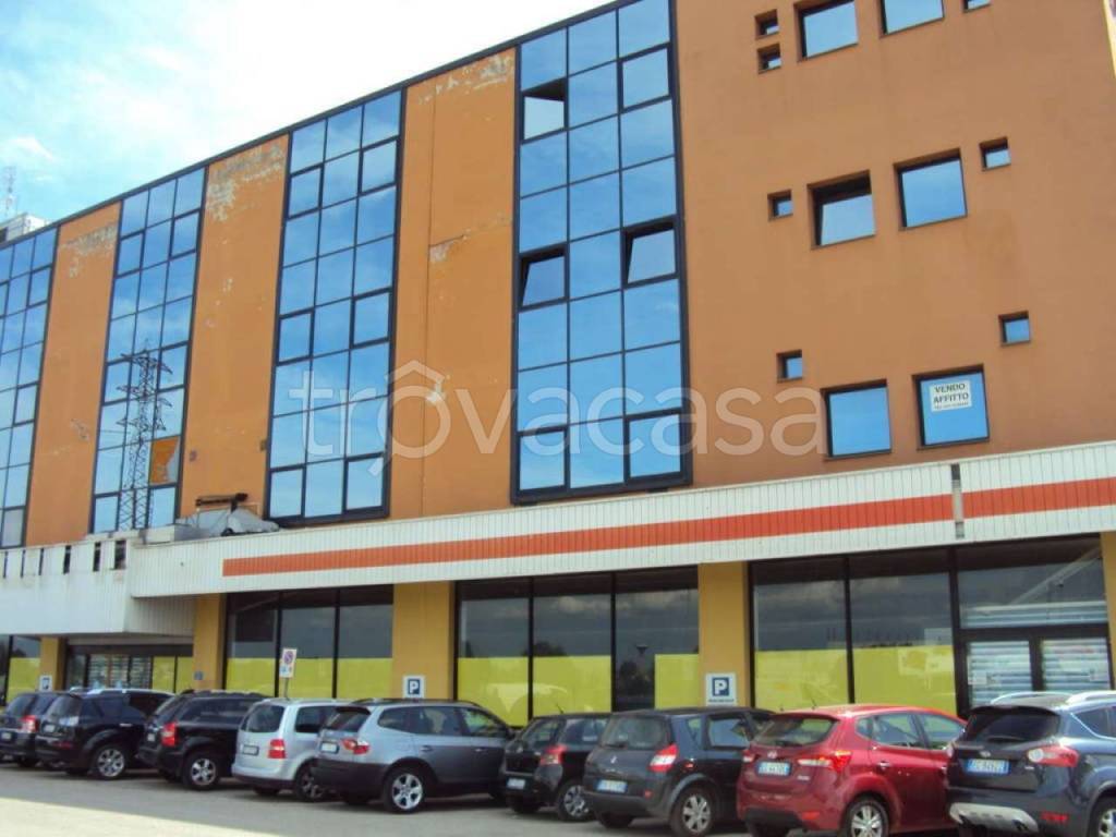 locale commerciale in vendita a Rovigo in zona Centro Storico