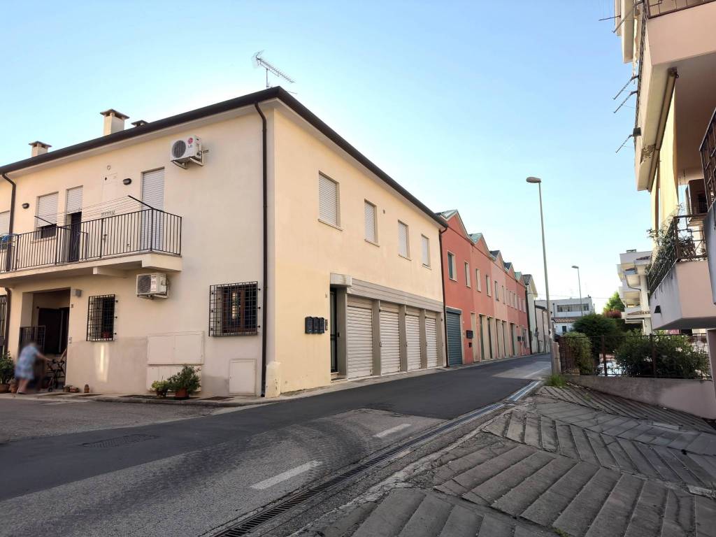 casa semindipendente in vendita a Rovigo in zona Commenda