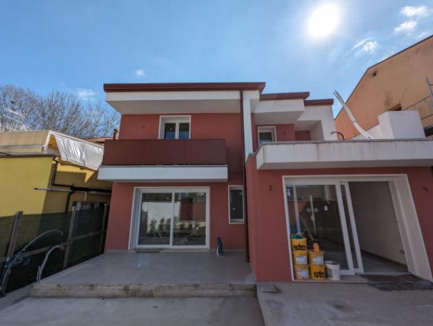 casa indipendente in vendita a Rovigo in zona Commenda