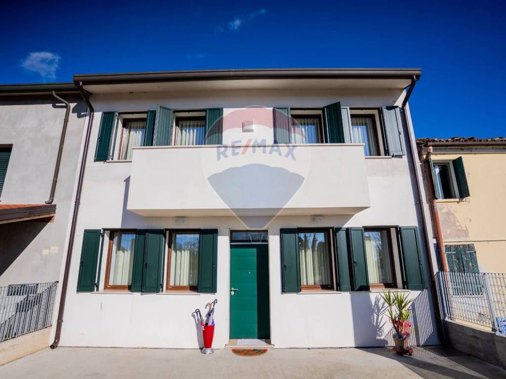 casa indipendente in vendita a Rovigo in zona Roverdicrè