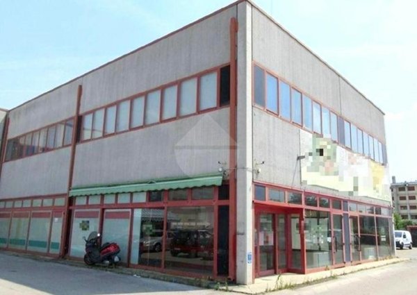 locale commerciale in vendita a Rovigo in zona Centro Storico