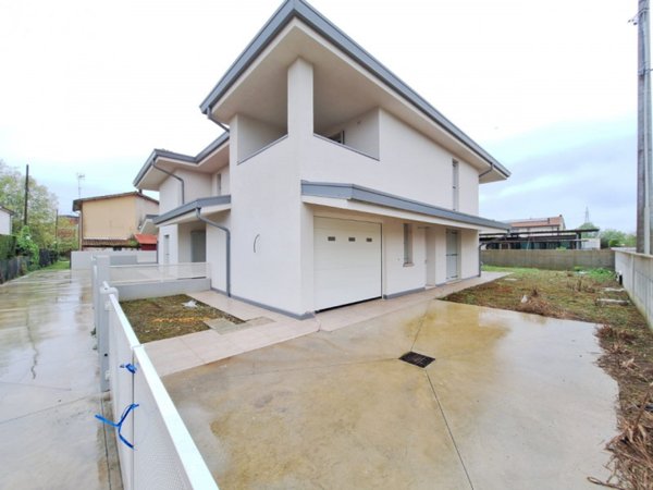 casa semindipendente in vendita a Rovigo in zona Granzette