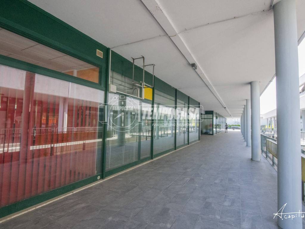 negozio in vendita a Rovigo in zona Commenda