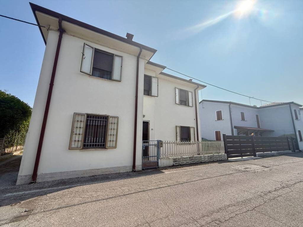 casa indipendente in vendita a Rovigo in zona Concadirame