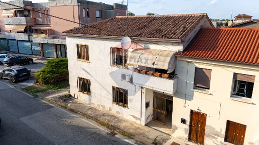 casa indipendente in vendita a Rovigo in zona Centro Storico
