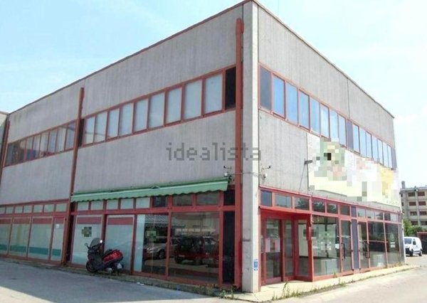 locale commerciale in vendita a Rovigo