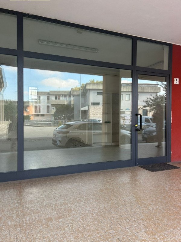 negozio in vendita a Rovigo in zona San Pio X