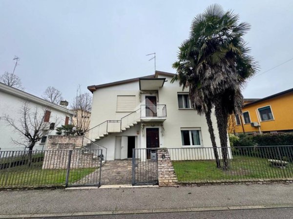casa indipendente in vendita a Rovigo in zona Commenda