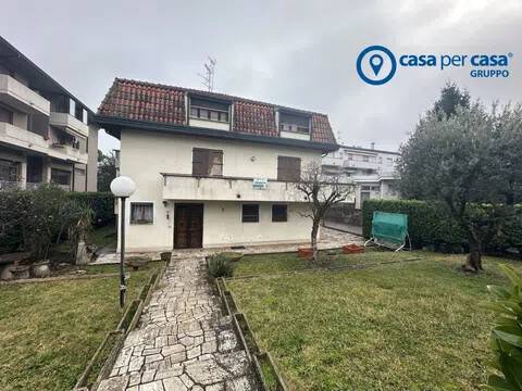casa indipendente in vendita a Rovigo in zona Commenda