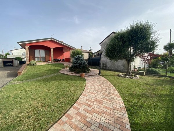 casa indipendente in vendita a Rovigo in zona Mardimago