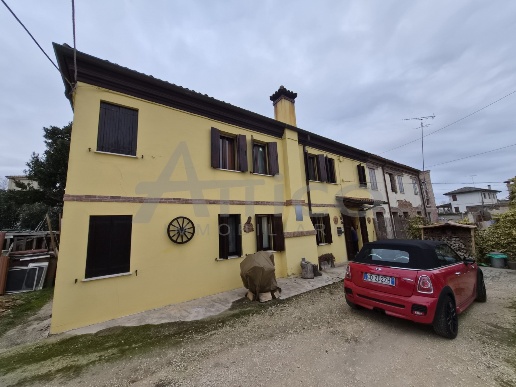 casa indipendente in vendita a Rovigo in zona Sant'Apollinare