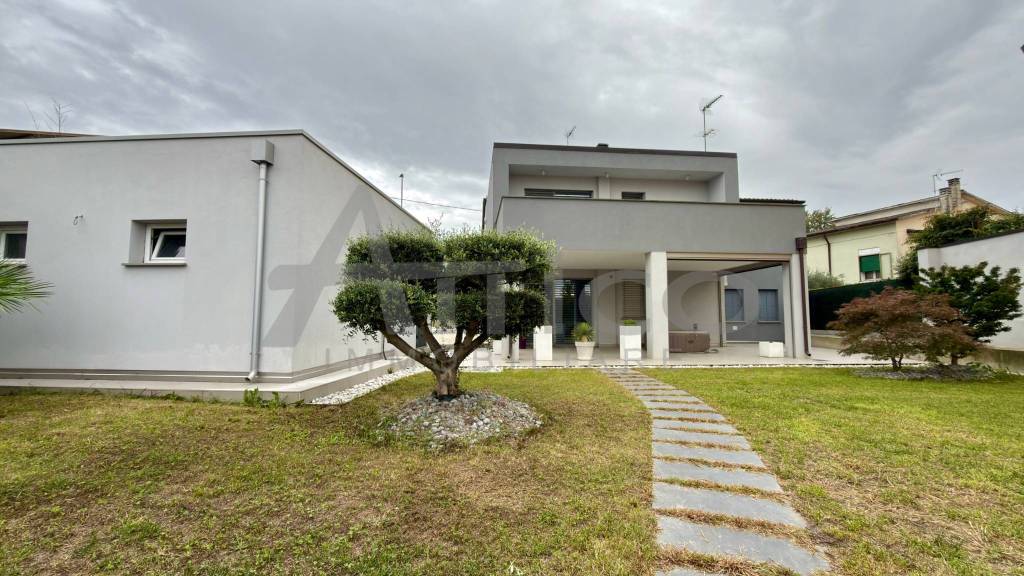 casa indipendente in vendita a Rovigo in zona Sarzano/Cantonazzo