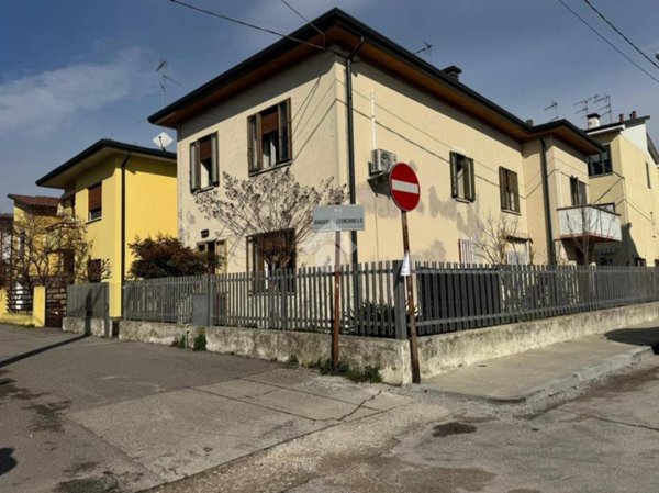casa indipendente in vendita a Rovigo in zona Commenda