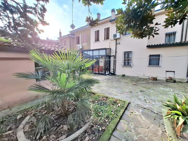 casa indipendente in vendita a Rovigo in zona Tassina