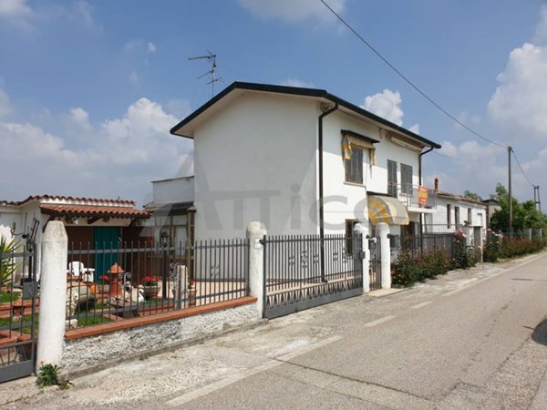 casa indipendente in vendita a Rovigo in zona Sant'Apollinare