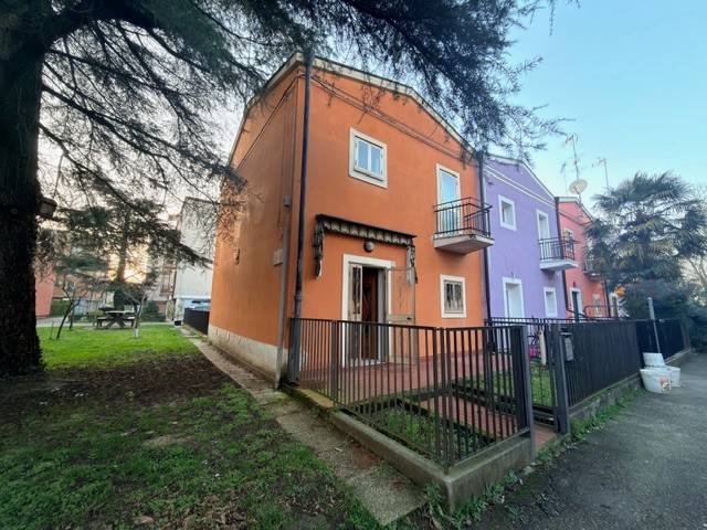 casa indipendente in vendita a Rovigo in zona Commenda