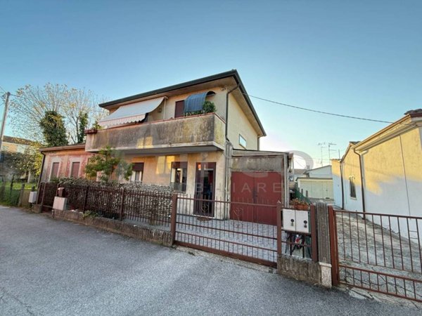 casa indipendente in vendita a Rovigo in zona Commenda