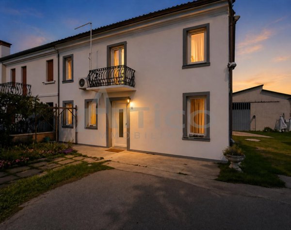 casa indipendente in vendita a Rovigo in zona Commenda