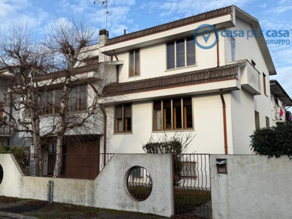 casa indipendente in vendita a Rovigo in zona Commenda