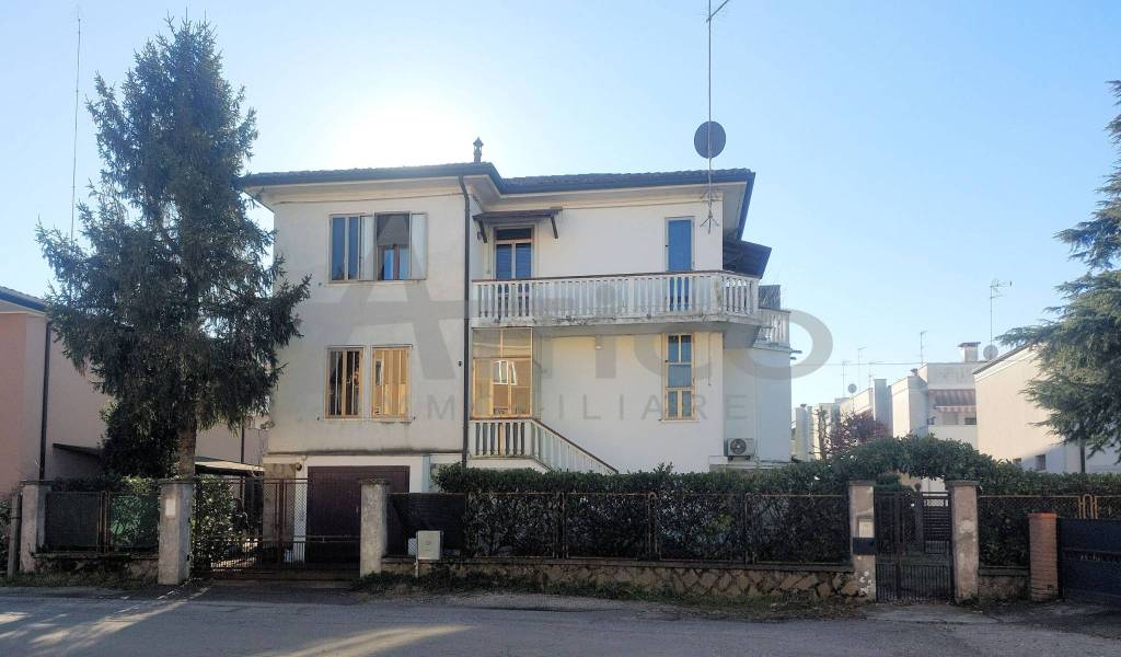 casa indipendente in vendita a Rovigo in zona Centro Storico