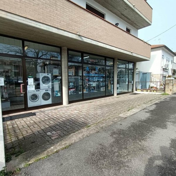 locale commerciale in vendita a Rovigo in zona Commenda