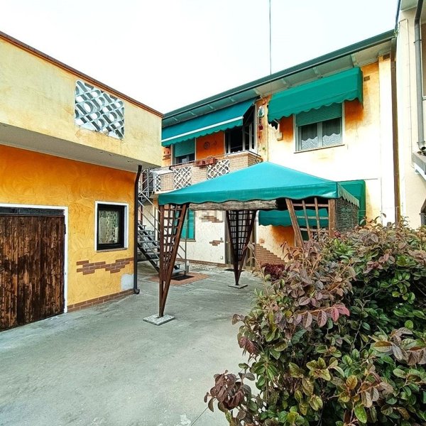 casa indipendente in vendita a Rovigo in zona Buso