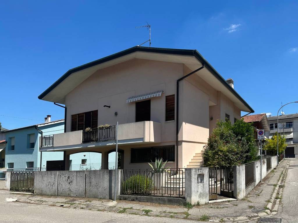 casa indipendente in vendita a Rovigo in zona Tassina