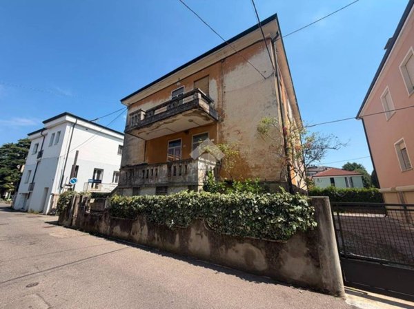 casa indipendente in vendita a Rovigo in zona Centro Storico
