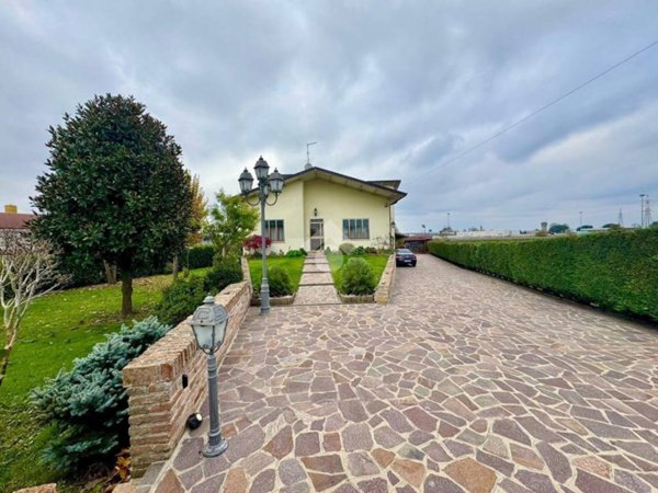 casa indipendente in vendita a Rovigo in zona Commenda