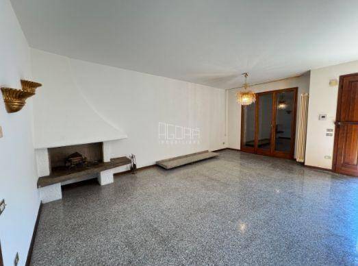 casa indipendente in vendita a Rovigo in zona Commenda