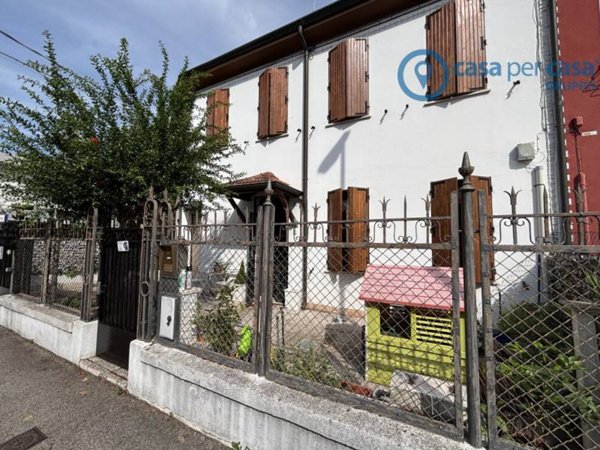 casa indipendente in vendita a Rovigo in zona Commenda