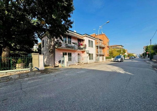 casa indipendente in vendita a Rovigo in zona Commenda