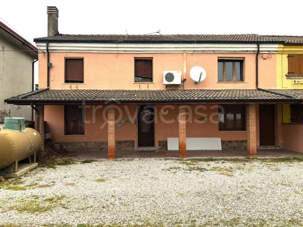 casa indipendente in vendita a Stienta in zona Sabbioni/Zampine