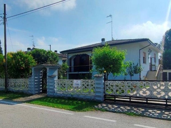 casa indipendente in vendita a Stienta in zona Sabbioni/Zampine
