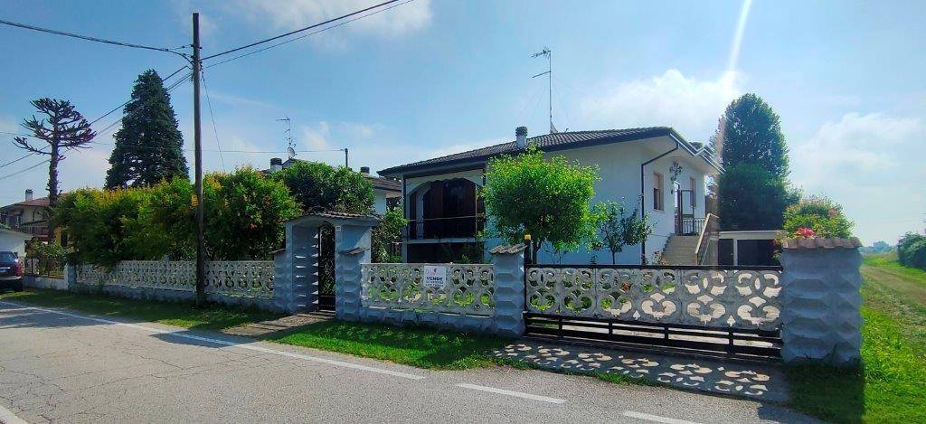 casa indipendente in vendita a Stienta in zona Sabbioni/Zampine