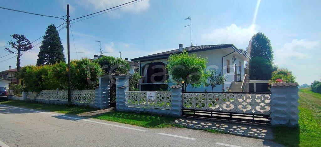 casa indipendente in vendita a Stienta in zona Sabbioni/Zampine