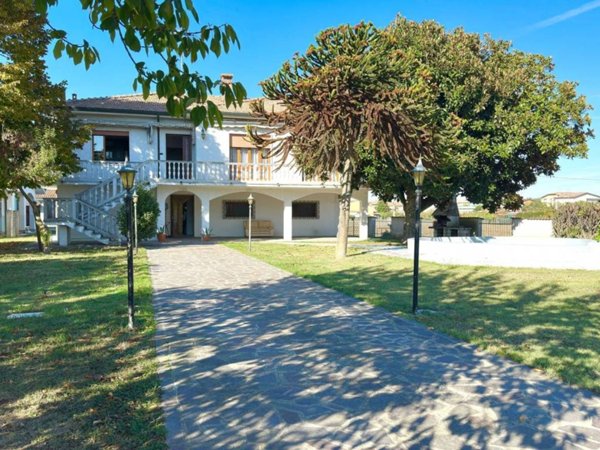casa indipendente in vendita a Stienta