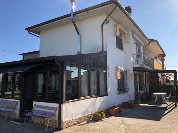 casa indipendente in vendita a Stienta