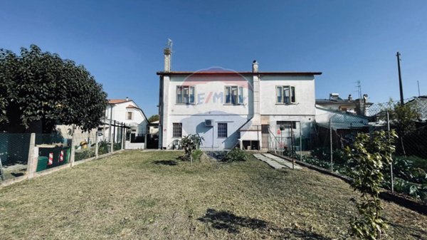 casa indipendente in vendita a Stienta