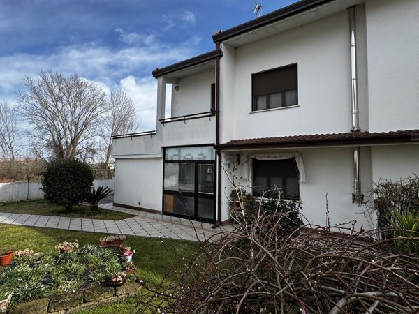 casa indipendente in vendita a Stienta in zona Sabbioni/Zampine