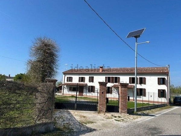 casa indipendente in vendita a Stienta