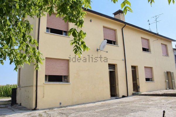 casa indipendente in vendita a Stienta in zona Sabbioni/Zampine