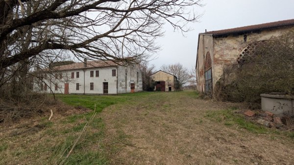 locale di sgombero in vendita a Stienta in zona Sabbioni/Zampine
