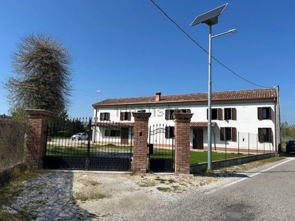 casa indipendente in vendita a Stienta in zona Sabbioni/Zampine