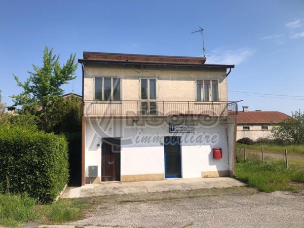 casa indipendente in vendita a Stienta in zona Sabbioni/Zampine