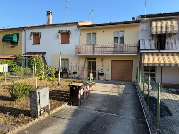 casa indipendente in vendita a Stienta in zona Sabbioni/Zampine