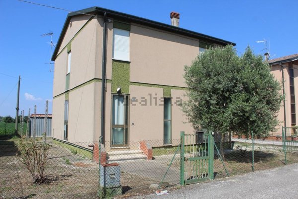 casa indipendente in vendita a Trecenta in zona Sariano