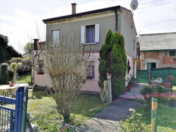 casa indipendente in vendita a Trecenta in zona Sariano