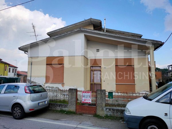 casa indipendente in vendita a Porto Viro