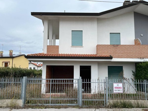 casa indipendente in vendita a Porto Viro